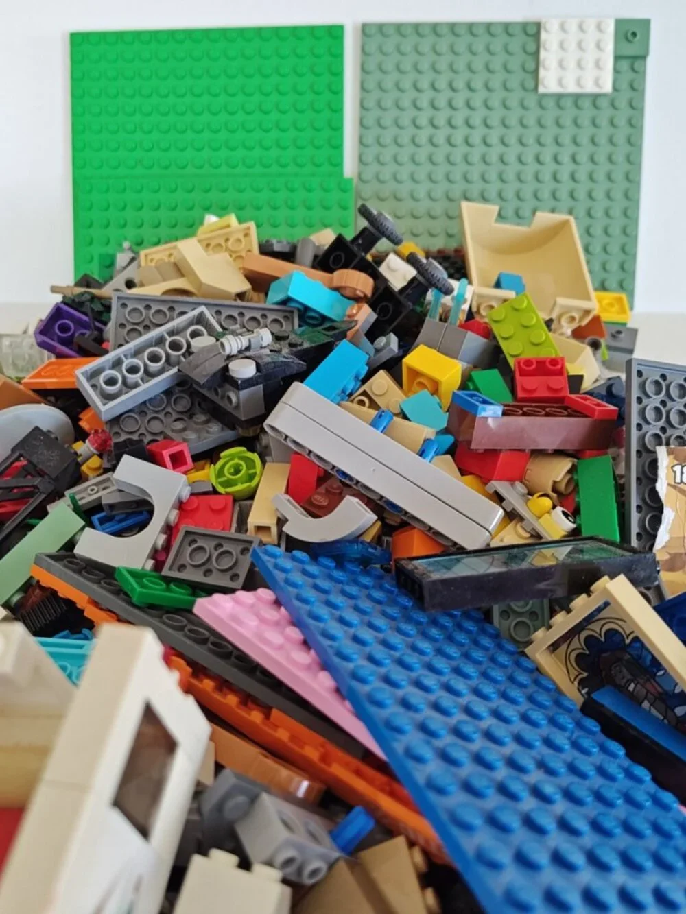 LEGO 5 lbs BULK LOT of bricks and pieces (b9)